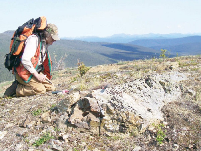 Realización de investigaciones geológicas y exploratorias al servicio de la mutación productiva