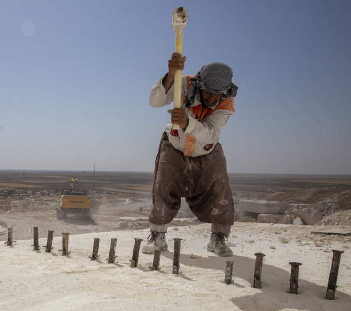 Oscuro y brillante Un siglo de trabajo y empleo en Irán